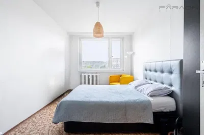 Σαλόνι; ξύλινο πάτωμα, φυσικό φως, μοντέρνο στυλ, ψηλά ταβάνια