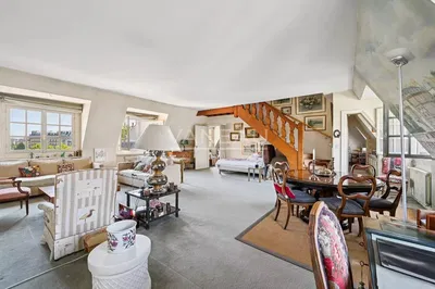 Living room; wood floor, natural light, modern style, high ceiling