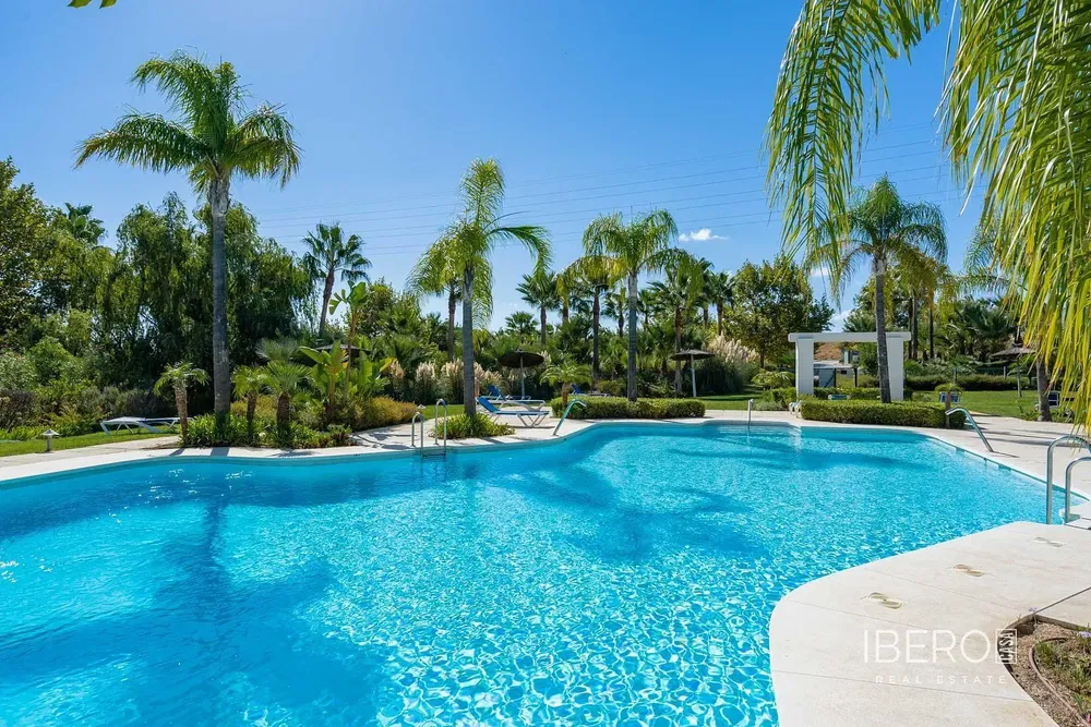 Salon; podłoga drewniana, światło dzienne, styl nowoczesny, wysokie sufity