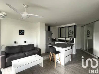 Living room; wood floor, natural light, modern style, high ceiling