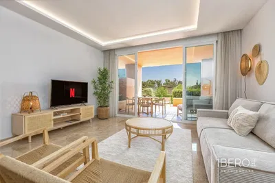 Salon; podłoga drewniana, światło dzienne, styl nowoczesny, wysokie sufity