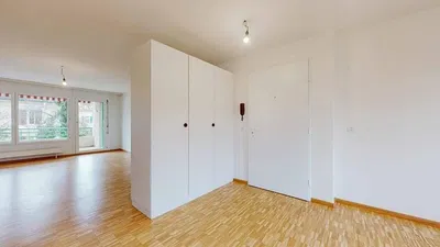 Soggiorno; pavimento in legno, luce naturale, stile moderno, soffitti alti