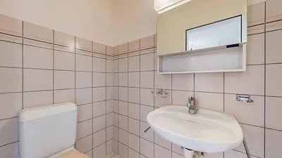 Soggiorno; pavimento in legno, luce naturale, stile moderno, soffitti alti