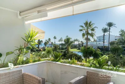 Soggiorno; pavimento in legno, luce naturale, stile moderno, soffitti alti