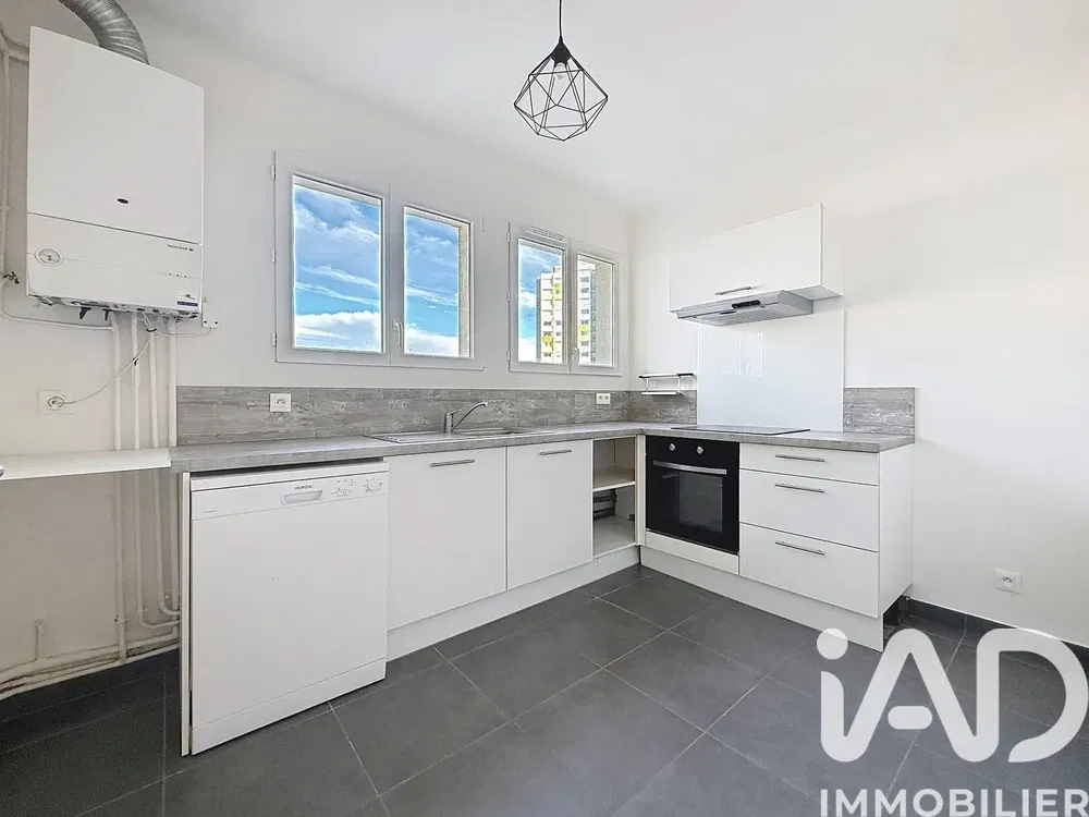 Mutfak; mutfak aletleri, ahşap zemin, doğal ışık, modern stil, tadilatlı