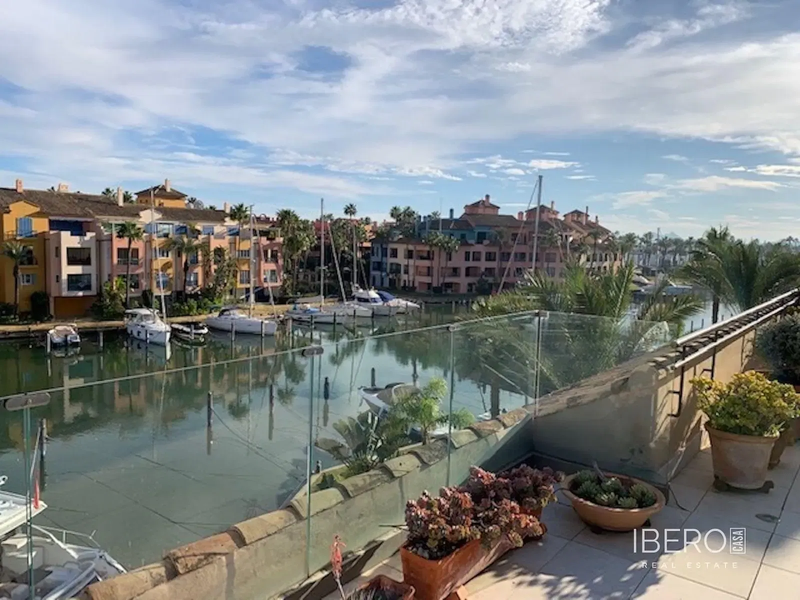 Living room; wood floor, natural light, modern style, high ceiling
