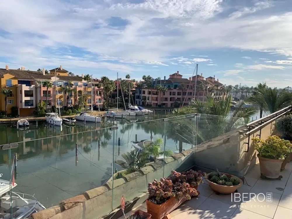 Living room; wood floor, natural light, modern style, high ceiling