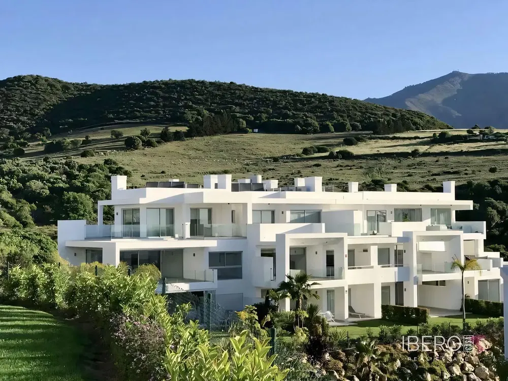 Salon; podłoga drewniana, światło dzienne, styl nowoczesny, wysokie sufity