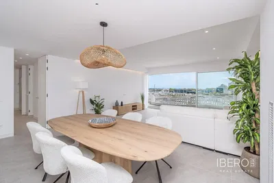 Wohnzimmer; holzboden, tageslicht, moderner stil, hohe decken