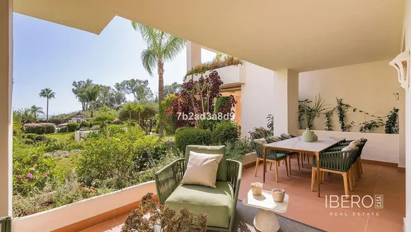 Σαλόνι; ξύλινο πάτωμα, φυσικό φως, μοντέρνο στυλ, ψηλά ταβάνια