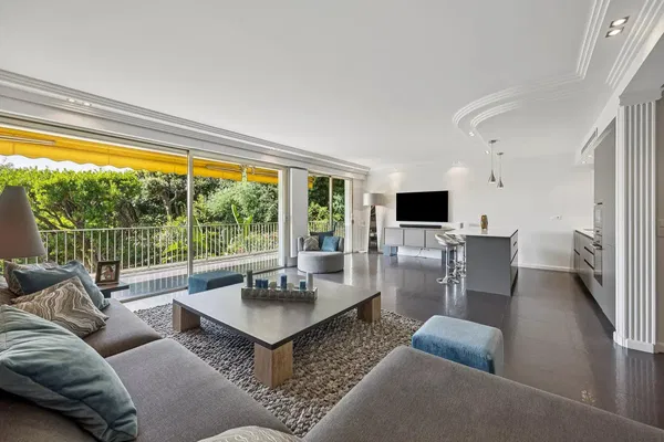 Wohnzimmer; holzboden, tageslicht, moderner stil, hohe decken