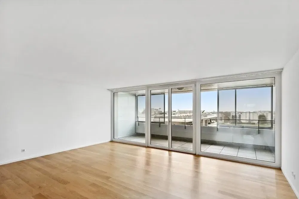 Wohnzimmer; holzboden, tageslicht, moderner stil, hohe decken