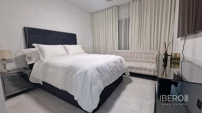 Salon; podłoga drewniana, światło dzienne, styl nowoczesny, wysokie sufity