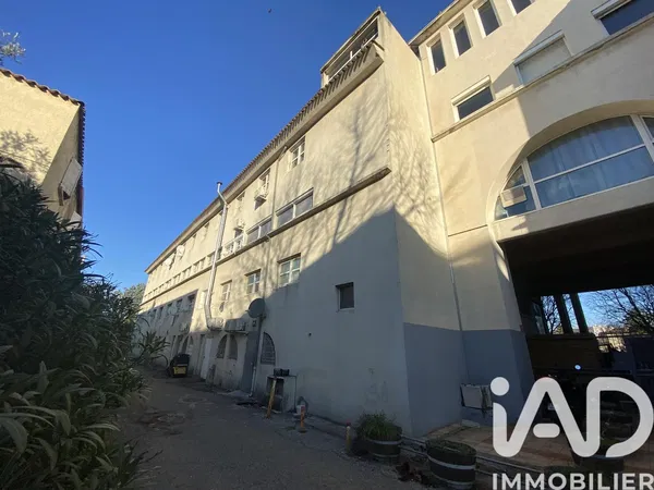 Woonkamer; houten vloer, natuurlijk licht, moderne stijl, hoge plafonds