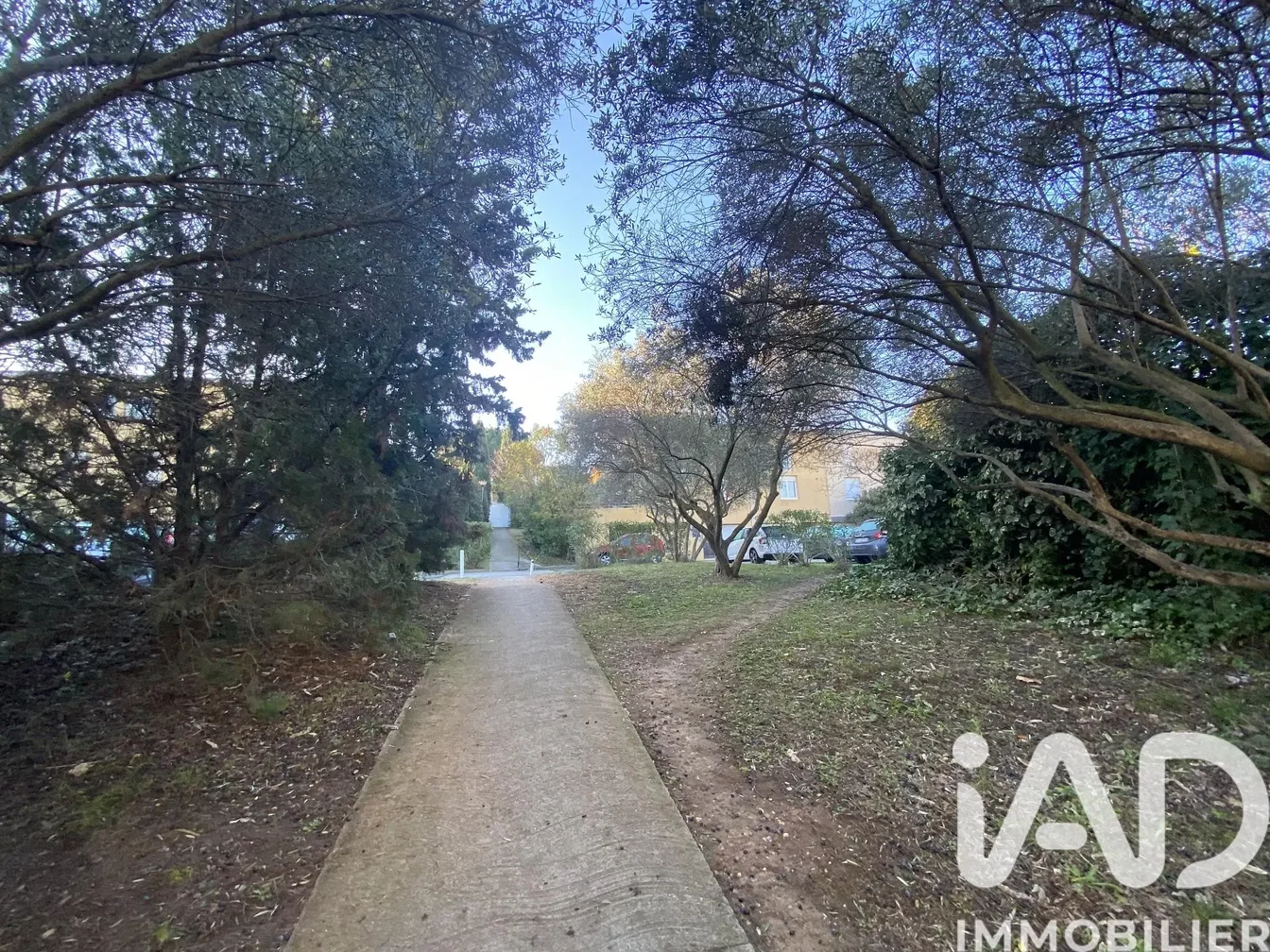 Кухиња; кухињски апарати, дрвени под, природно светло, модерни стил, реновиран