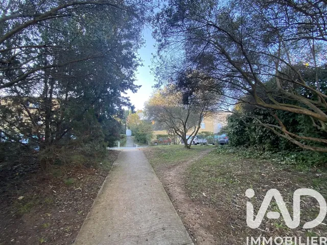 Cocina; electrodomésticos, suelo de madera, luz natural, estilo moderno, renovado