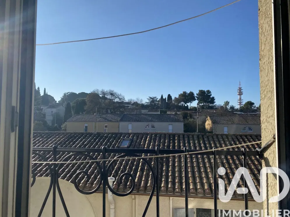 Дневна соба; дрвени под, природно светло, модерни стил, високи плафони