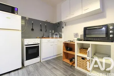 Soggiorno; pavimento in legno, luce naturale, stile moderno, soffitti alti