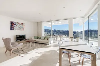 Σαλόνι; ξύλινο πάτωμα, φυσικό φως, μοντέρνο στυλ, ψηλά ταβάνια