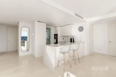 Σαλόνι; ξύλινο πάτωμα, φυσικό φως, μοντέρνο στυλ, ψηλά ταβάνια