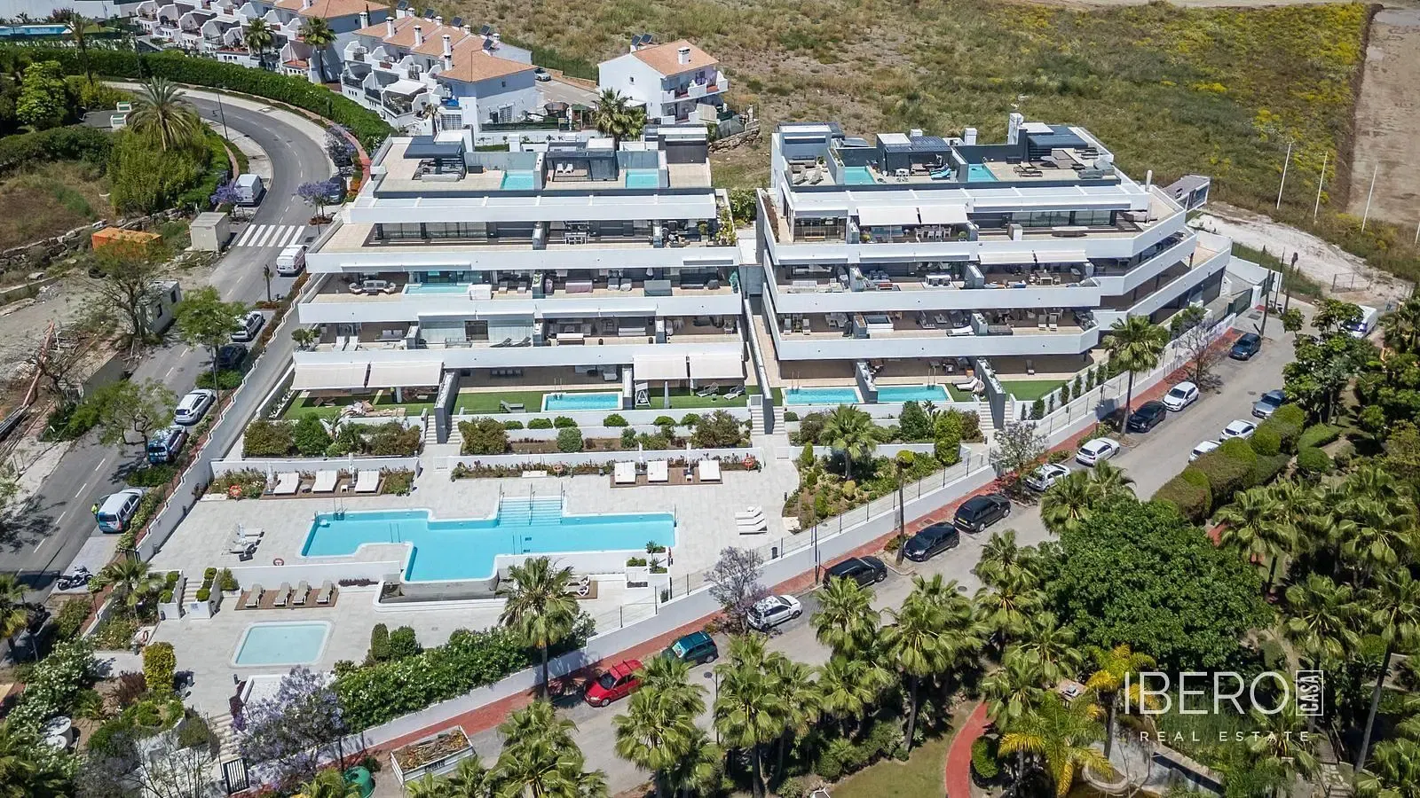 Σαλόνι; ξύλινο πάτωμα, φυσικό φως, μοντέρνο στυλ, ψηλά ταβάνια