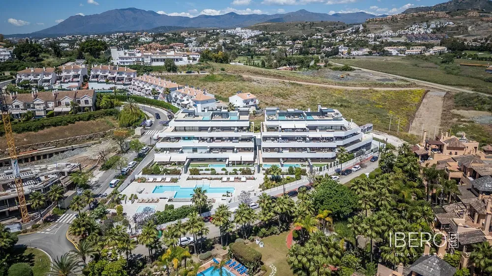 Σαλόνι; φυσικό φως, ξύλινο πάτωμα, μοντέρνο στυλ