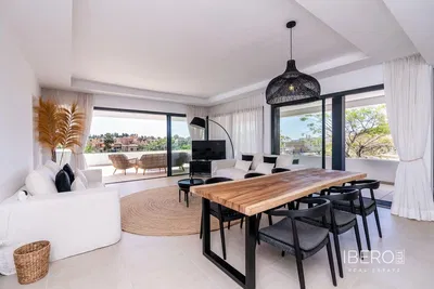 Σαλόνι; ξύλινο πάτωμα, φυσικό φως, μοντέρνο στυλ, ψηλά ταβάνια