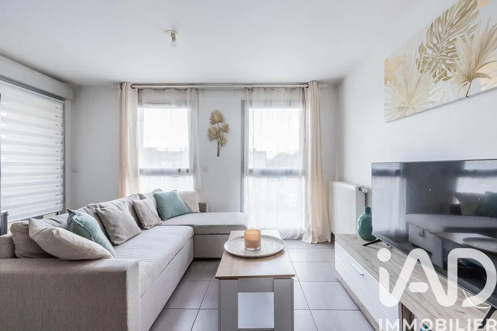 Woonkamer; houten vloer, natuurlijk licht, moderne stijl, hoge plafonds