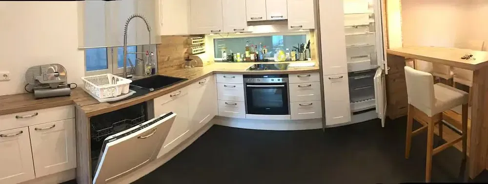 Woonkamer; houten vloer, natuurlijk licht, moderne stijl, hoge plafonds