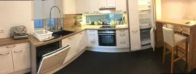 Woonkamer; houten vloer, natuurlijk licht, moderne stijl, hoge plafonds