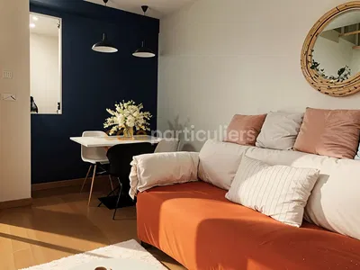 Σαλόνι; ξύλινο πάτωμα, φυσικό φως, μοντέρνο στυλ, ψηλά ταβάνια