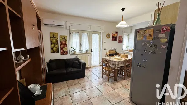 Wohnzimmer; holzboden, tageslicht, moderner stil, hohe decken