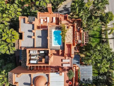 Σαλόνι; ξύλινο πάτωμα, φυσικό φως, μοντέρνο στυλ, ψηλά ταβάνια