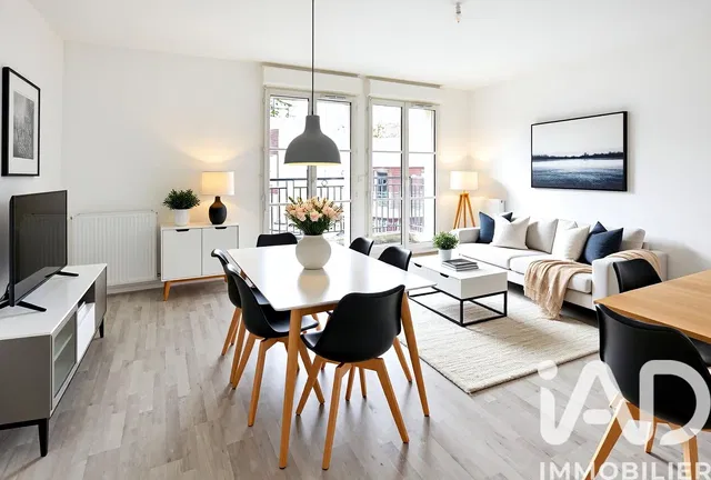 Σαλόνι; ξύλινο πάτωμα, φυσικό φως, μοντέρνο στυλ, ψηλά ταβάνια