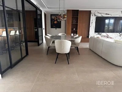 Oturma odası; ahşap zemin, doğal ışık, modern stil, yüksek tavan