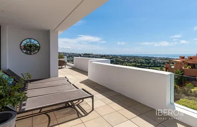 Soggiorno; luce naturale, pavimento in legno, stile moderno, soffitti alti