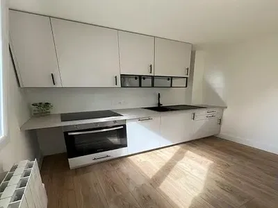 Living room; wood floor, natural light, modern style, high ceiling