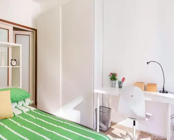 Soggiorno; pavimento in legno, luce naturale, stile moderno, soffitti alti