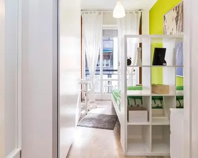 Obývací pokoj; dřevěná podlaha, přirozené světlo, moderní styl, vysoké stropy