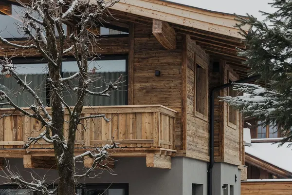 Woonkamer; houten vloer, natuurlijk licht, moderne stijl, hoge plafonds