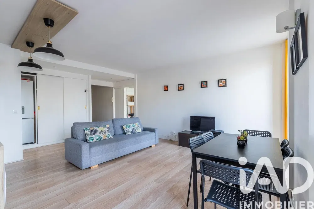 Woonkamer; houten vloer, natuurlijk licht, moderne stijl, hoge plafonds