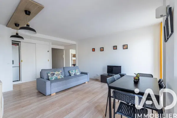 Woonkamer; houten vloer, natuurlijk licht, moderne stijl, hoge plafonds