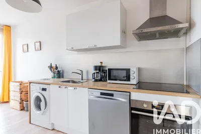 Woonkamer; houten vloer, natuurlijk licht, moderne stijl, hoge plafonds