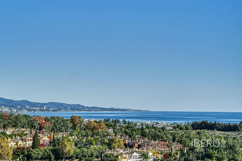 Oturma odası; ahşap zemin, doğal ışık, modern stil, yüksek tavan