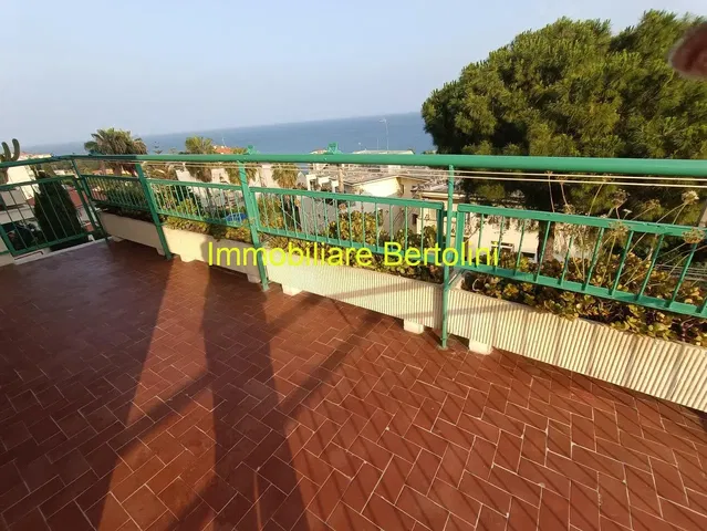 Living room; wood floor, natural light, modern style, high ceiling
