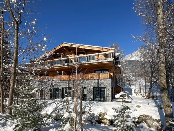 Wohnzimmer; holzboden, tageslicht, moderner stil, hohe decken