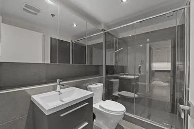 غرفة معيشة; أرضية خشبية, ضوء طبيعي, أسلوب عصري, أسقف عالية