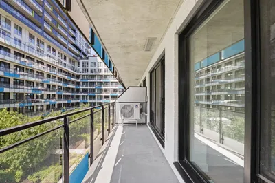 غرفة معيشة; أرضية خشبية, ضوء طبيعي, أسلوب عصري, أسقف عالية