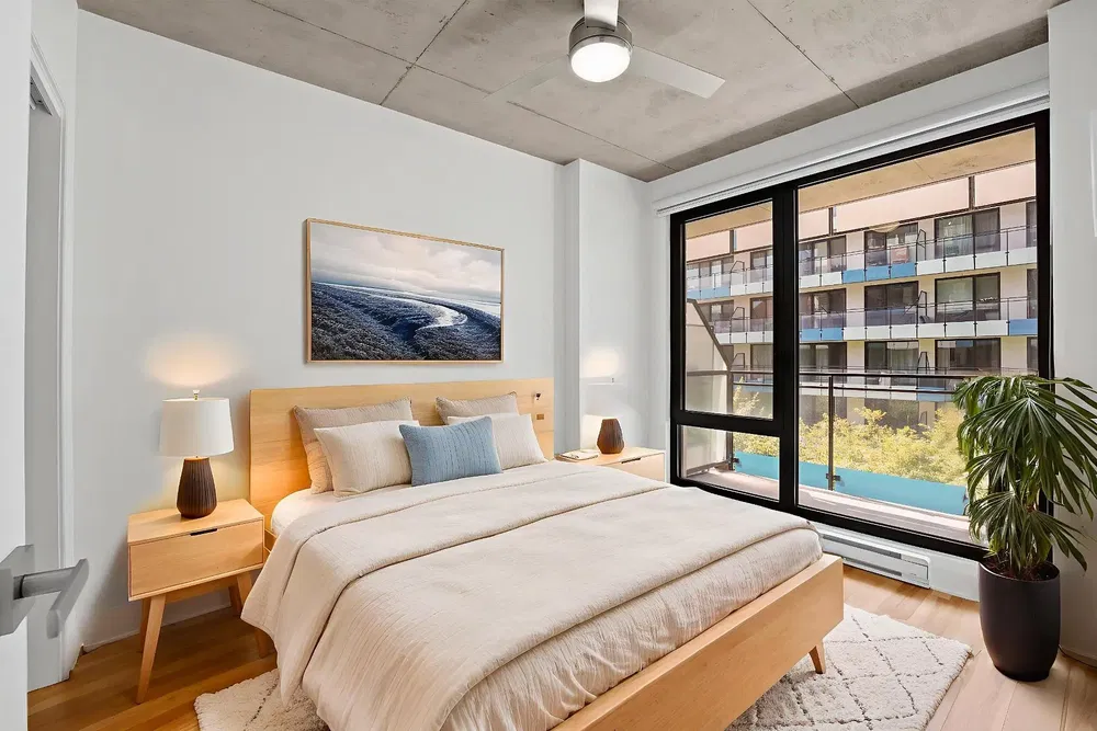 غرفة معيشة; أرضية خشبية, ضوء طبيعي, أسلوب عصري, أسقف عالية