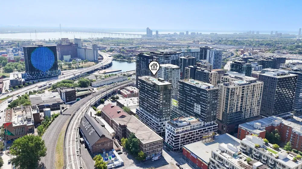 غرفة معيشة; أرضية خشبية, ضوء طبيعي, أسلوب عصري, أسقف عالية